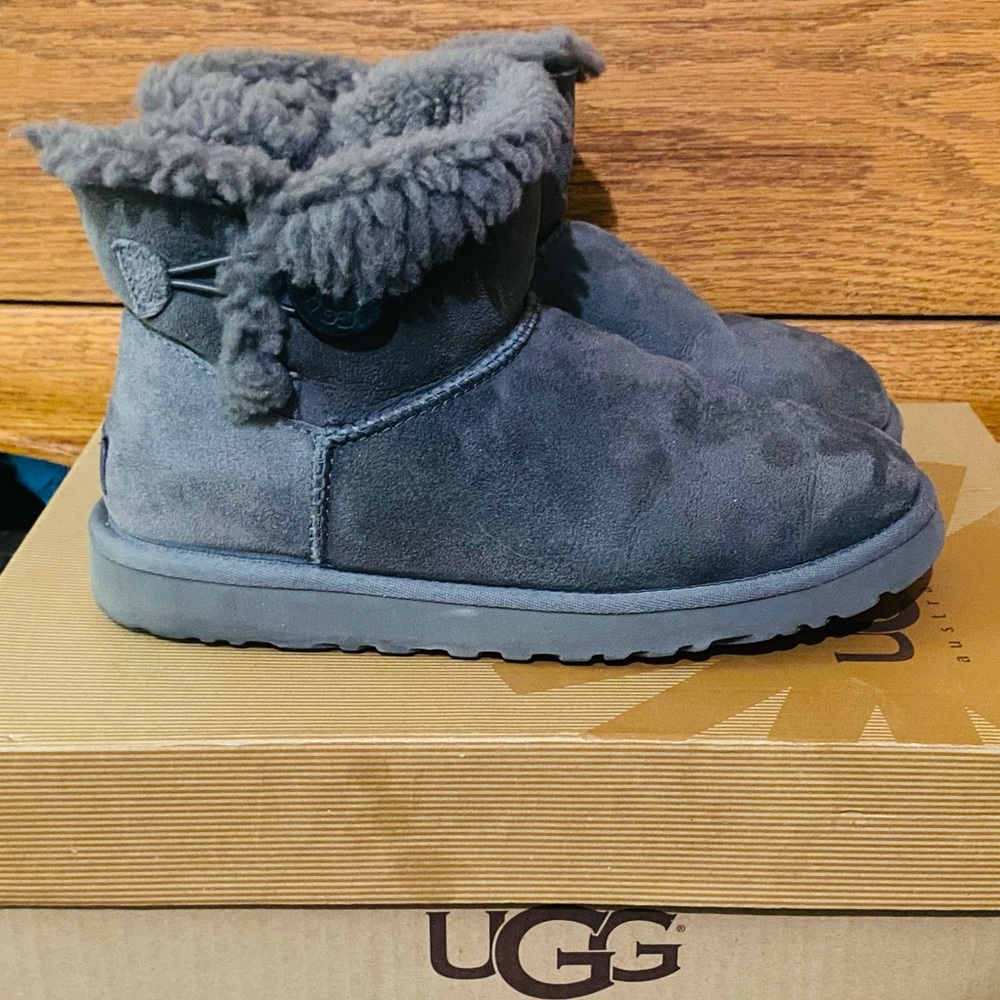 UGG Women’s Grey Shearling Mini Bailey Button Ankle Boots Sz 8